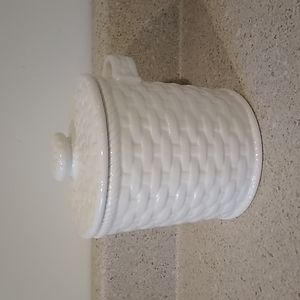 Basket weave sugar holder with scoop